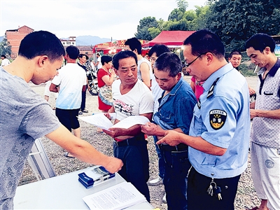 义乌市流动人口_郑坊镇 首个驻义乌流动人口计生服务站揭牌(3)