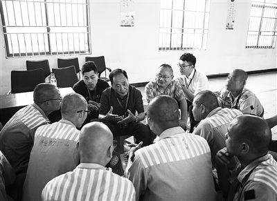 陈名言   "帮教之声"微信群有169位成员,来自各行各业,既有监狱干警